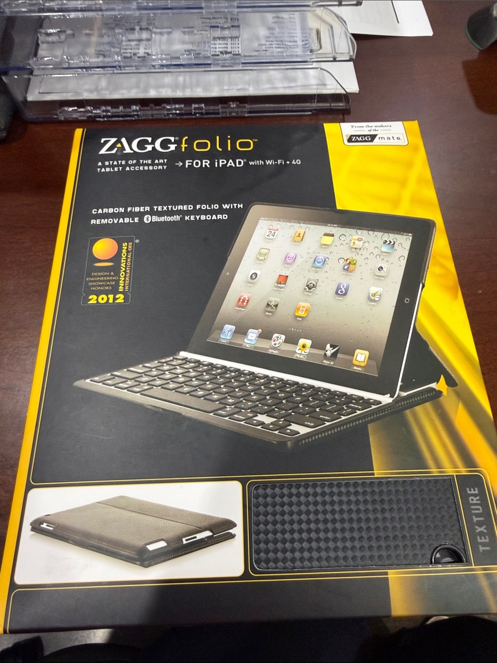 Ipad 2 Folio Carbon Fiber Textured Folio Case with Bluetooth Keyboard